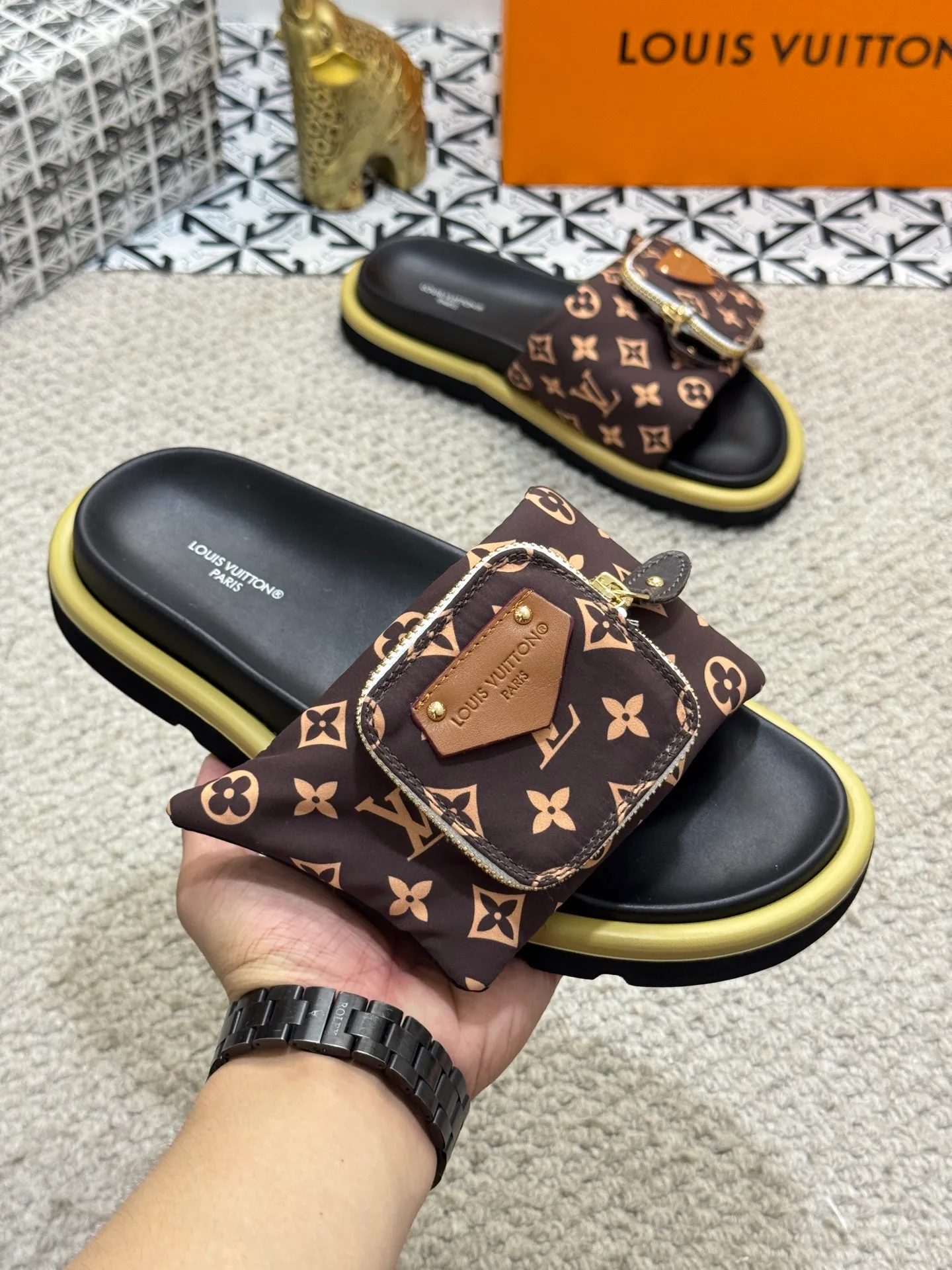 Men's shoes 💰400 [New style] 🦇🦇Top original order [Louis Vuitton] Couple style 👫Spring and summer style🎯🎯As an active family in the fashion industry ⭐ Lv is characterized by bold innovation ⚡Fabric down cloth🔥 Combined outsole, clean and tidy ⚡Fashionable and generous🌹Multiple colors available..Size: 36-44 (45 customized